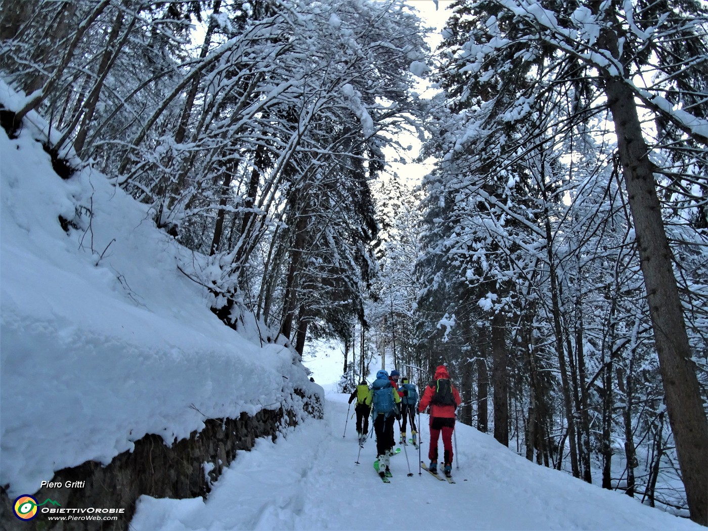 08 Non siamo soli...molti sciatori salgono sul sent. 121 con alta neve battuta.JPG